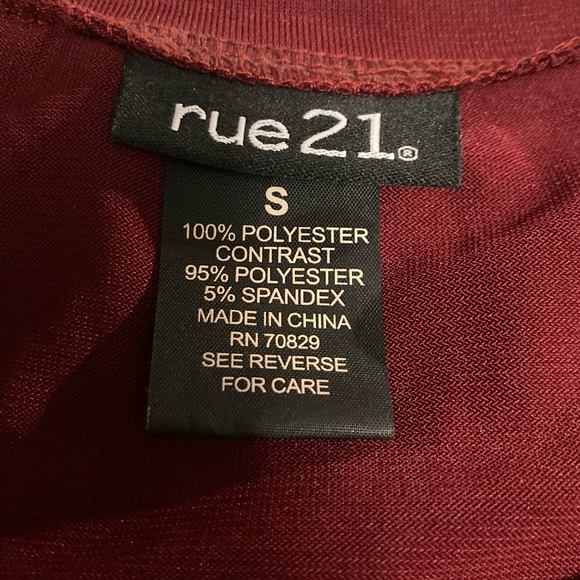 👚(bundle 4 items w/👚for $16) Maroon sequined top - Picture 3 of 7